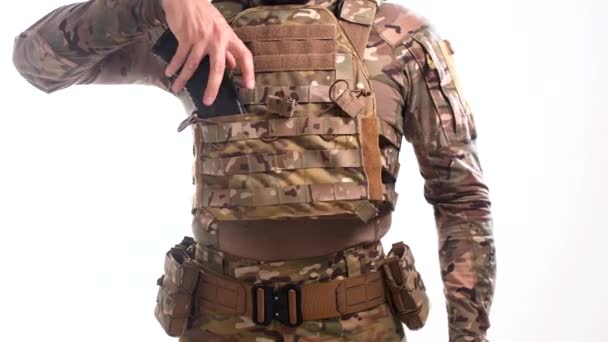 Hombre Camuflaje Combate Armadura Del Cuerpo Elimina Los Cargadores Automáticos — Vídeos de Stock