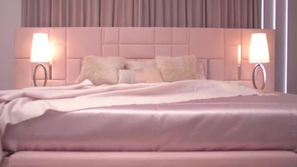 Luxus Bett Mit Exklusiver Rosafarbener Bettwäsche Und Wunderschönen Einzigartigen Nachttischlampen — Stockvideo