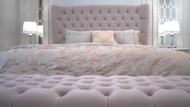 Luxusní Interiér Ložnice Drahou Postelí Luxusním Hotelovém Apartmá — Stock video