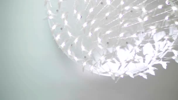 Lustre Cerâmico Moderno Teto Branco Com Belos Detalhes Pendurados Shimmers — Vídeo de Stock