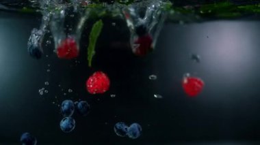 Sulu olgun yabani böğürtlenler mis kokulu nane karışımına batırılır.