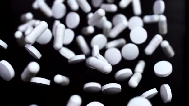 Garstka Preparatów Farmaceutycznych Wzlatuje Unosi Się Powietrzu Czarnym Tle — Wideo stockowe