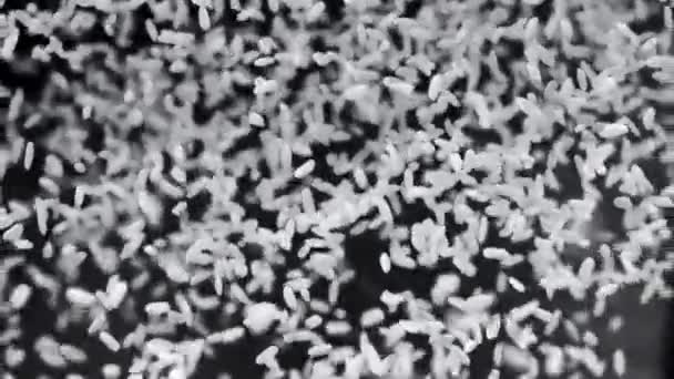 Смачний Білий Довгий Зерновий Рис Чорному Тлі Супер Повільний Рух — стокове відео