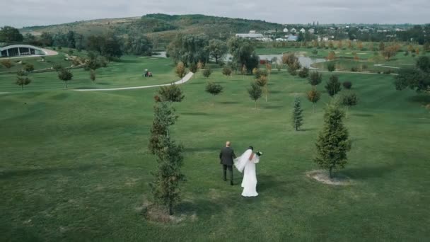 Pasgetrouwden Wandelen Door Uitgestrektheid Van Een Prachtige Golfbaan Europa Drone — Stockvideo
