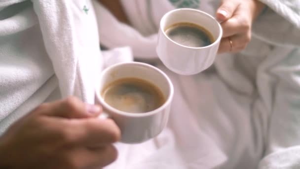 Getrouwd Stel Dat Ochtends Koffie Drinkt Bed Kopjes Koffie — Stockvideo
