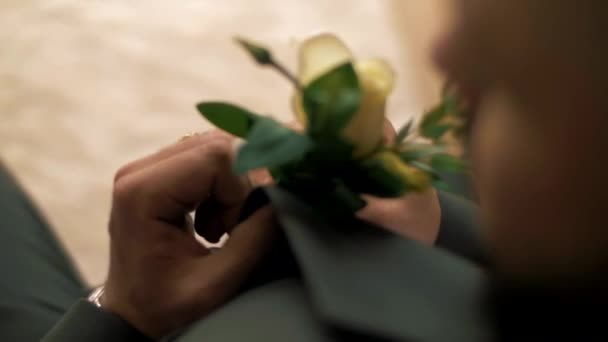 Der Bräutigam Heftet Eine Gelbe Rose Boutonniere Seine Hochzeitsjacke Nahaufnahme — Stockvideo