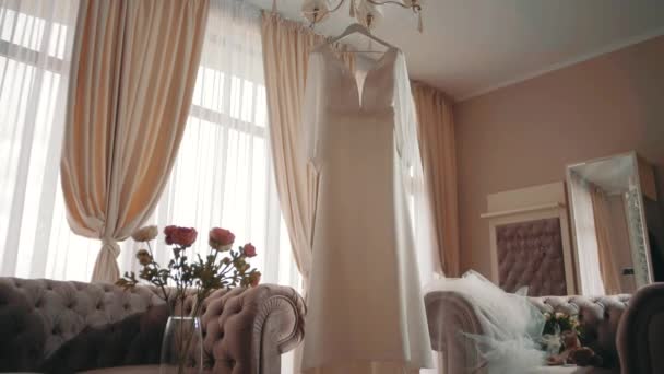 Gaun Pengantin Yang Cantik Tergantung Sebuah Chandelier Cantik Sebuah Apartemen — Stok Video