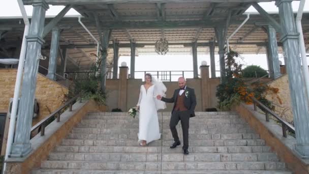 Jóképű Férfi Levezeti Menyasszonyát Egy Japán Stílusú Épület Lépcsőjén — Stock videók
