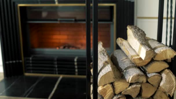 近代的なスタイリッシュな暖炉と薪のための特別な棚 — ストック動画