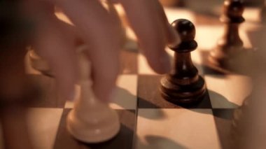 Satranç tahtasında bir oyun partisi. Yakın plan..