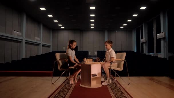 Okul Çocukları Salonda Bir Masada Oturur Satranç Oynamaya Odaklanırlar — Stok video