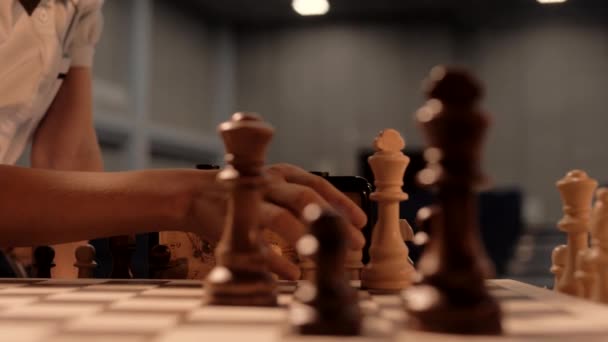 Aktivní Hra Dřevěnými Figurkami Šachovnici Detailní Záběr — Stock video
