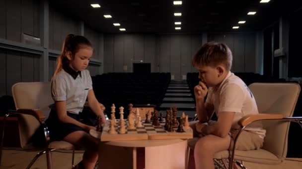 Jeu Échecs Deux Enfants Dans Une Grande Salle Concert — Video