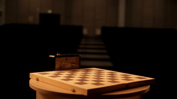 Dřevěné Šachové Figurky Padají Šachovnici Zpomaleném Pohybu Drolí — Stock video