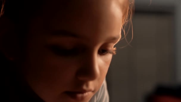 非常に焦点を当てた顔とプロの映画の照明を持つ若い女の子の肖像画 — ストック動画