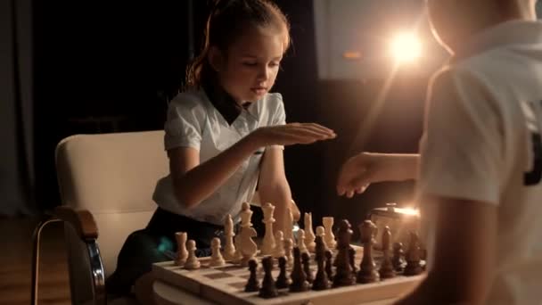 Słodkie Młoda Dziewczyna Robi Odpowiedzialny Ruch Figury Szachowej Podczas Konkursu — Wideo stockowe