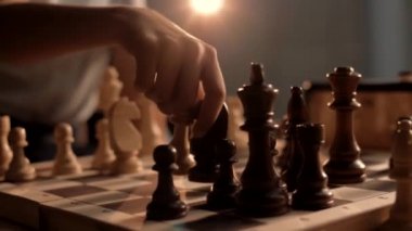 Genç kız dünya şampiyonasında satranç oynarken uzun süre tereddüt eder.