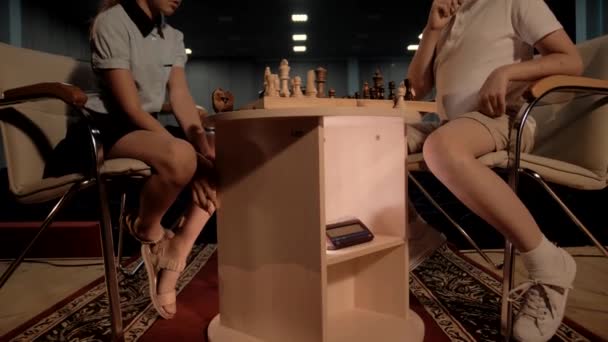 Мальчик Толкает Шахматный Таймер Время Шахматного Турнира Против Одноклассника — стоковое видео