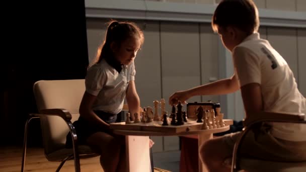 Αγόρι Και Κορίτσι Παίζουν Σκάκι Ένα Μικρό Τραπέζι Ένα Όμορφο — Αρχείο Βίντεο