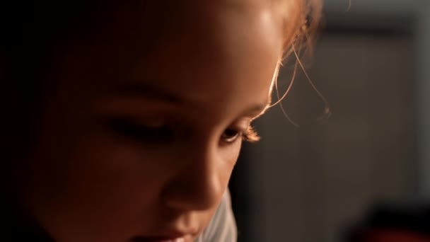 Krásná Mladá Dívka Velmi Zaměřena Hraní Šachů Detailní Záběr Makro — Stock video
