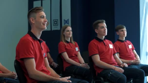 Equipe Jovens Estagiários Conversando Rindo Uma Palestra Curso Desenvolvimento Profissional — Vídeo de Stock