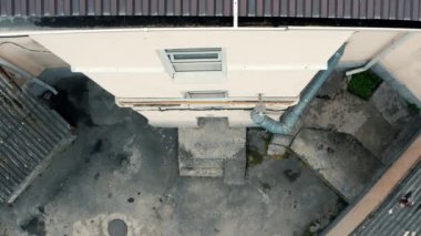 Acelesi olan büyük bir kalabalık, eşyalarıyla birlikte bir apartmanın girişinden ayrılıyor.