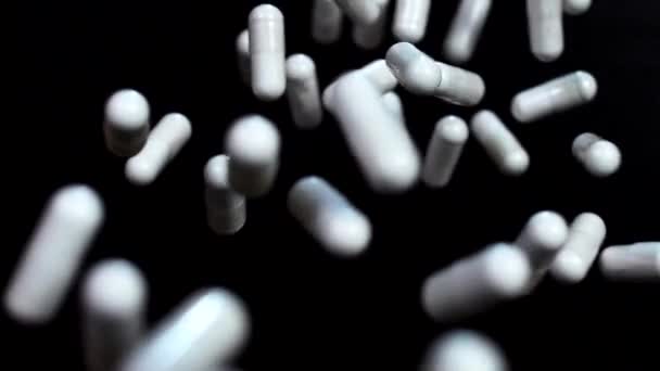 Білі Капсули Вітамінів Літають Вгору Ширяють Повітрі Повільному Русі Чорному — стокове відео