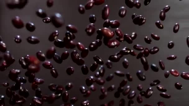 非常好吃的豆子 背景是黑色的超级慢动作 — 图库视频影像