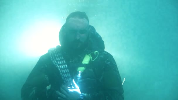 Orang Dalam Peralatan Militer Membuka Matanya Bawah Air Close Potret — Stok Video