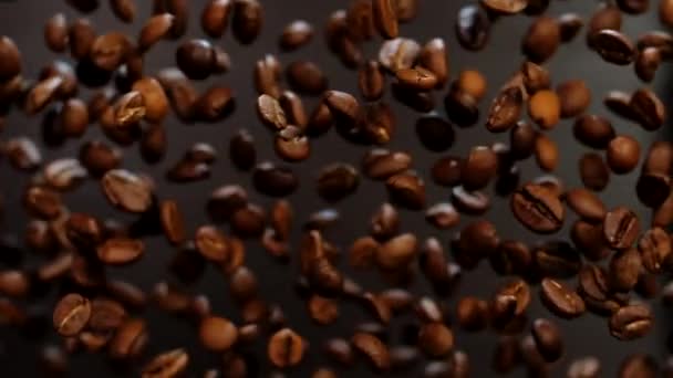 Belos Grãos Café Aromáticos Fundo Preto Movimento Super Lento Macro — Vídeo de Stock