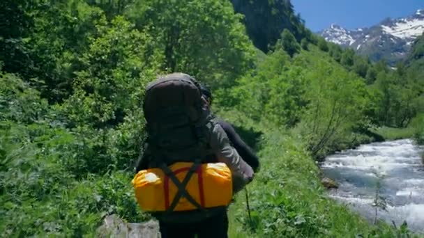 Klättrare Vandrar Längs Stigen Utmed Fjällälven Mot Höga Snötäckta Fjällen — Stockvideo