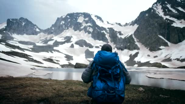 Hombre Escalador Hermosa Montaña Lago Cristalino Contra Fondo Los Glaciares — Vídeos de Stock