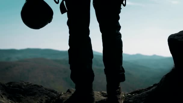 穿着装备的登山者站在悬崖边上 手里拿着头盔 — 图库视频影像