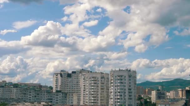 Techos Edificios Gran Altura Una Ciudad Bulliciosa Cubierta Nubes Altas — Vídeos de Stock