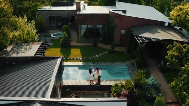 Bütün Aile Avluda Kır Evinde Modern Bir Havuz Var — Stok video