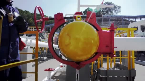 石油工人打开一个巨大的管道阀门 摄像机进入管道 — 图库视频影像