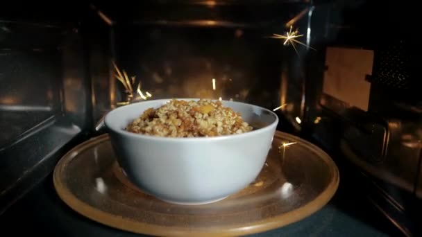 Kahvaltı Hazırlarken Kırılan Mikrodalganın Içinde Kıvılcımlar — Stok video