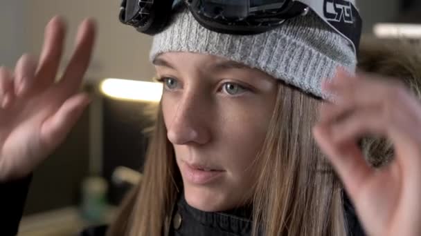 Χαριτωμένο Νεαρό Κορίτσι Που Βάζει Γυαλιά Του Snowboard — Αρχείο Βίντεο