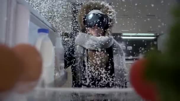 Hermosa Chica Ropa Invierno Abre Refrigerador Con Comida Nieve Cae — Vídeos de Stock