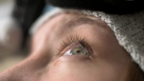 Rapariga Põe Óculos Protecção Sobre Olhos Close Macro — Vídeo de Stock