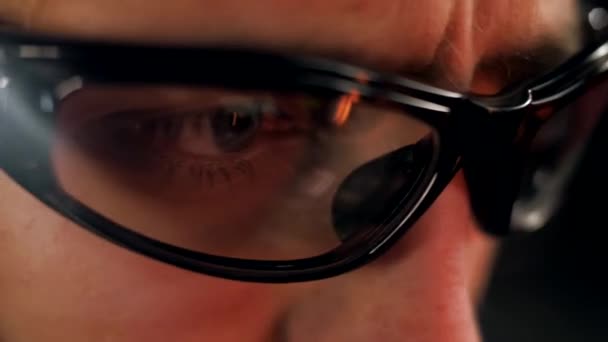Muž Pracuje Brýlích Vestavěnou Baterkou Osvětlením Detailní Záběr — Stock video