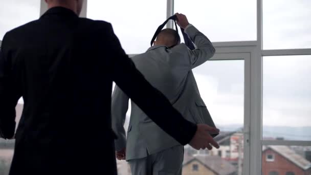 Hombre Oficina Rinde Deja Trabajo Lanza Corbata Cierra Puerta — Vídeos de Stock