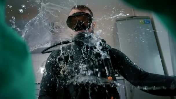 잠수복 스노클링 장비를 착용하고 잠수하는 부러진 세탁기를 동작으로 튀기는 — 비디오