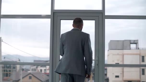 Уверенный Себе Менеджер Выходит Офиса Панорамными Окнами Хлопает Дверью — стоковое видео