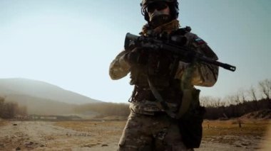 Modern küresel bir askeri çatışmanın içinde bir asker.