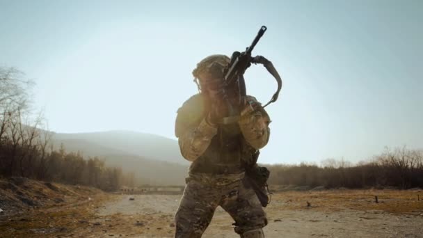 Kürk Fok Askerlerinden Bir Özel Harekat Askeri Çölde Bir Tüfeğini — Stok video