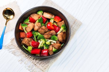 Tavuklu kızarmış ve sebzeli brokoli biberi izole edilmiş beyaz arka planda yakın plan, üst görüş, sağlıklı yiyecek ve içecek konsepti.