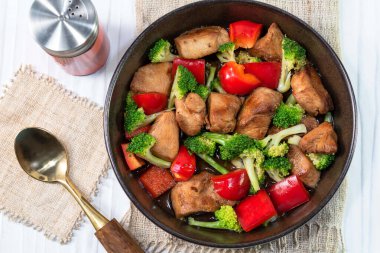 Tavuklu kızarmış ve sebzeli brokoli biberi izole edilmiş beyaz arka planda yakın plan, üst görüş, sağlıklı yiyecek ve içecek konsepti.