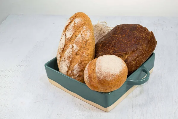 ขนมป าวไรย กลมท แตกต างก Baguette แยกก นในถาดส าเง นบนพ — ภาพถ่ายสต็อก