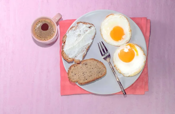 目玉焼きのパンのスライスにはエスプレッソコーヒーがピンクの背景に閉じ込められています — ストック写真